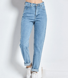 Vintage-Jeans mit hoher Taille in hellblauem Denim, ideal für modische Outfits. Perfekt kombinierbar mit Sneakers für einen lässigen Look.