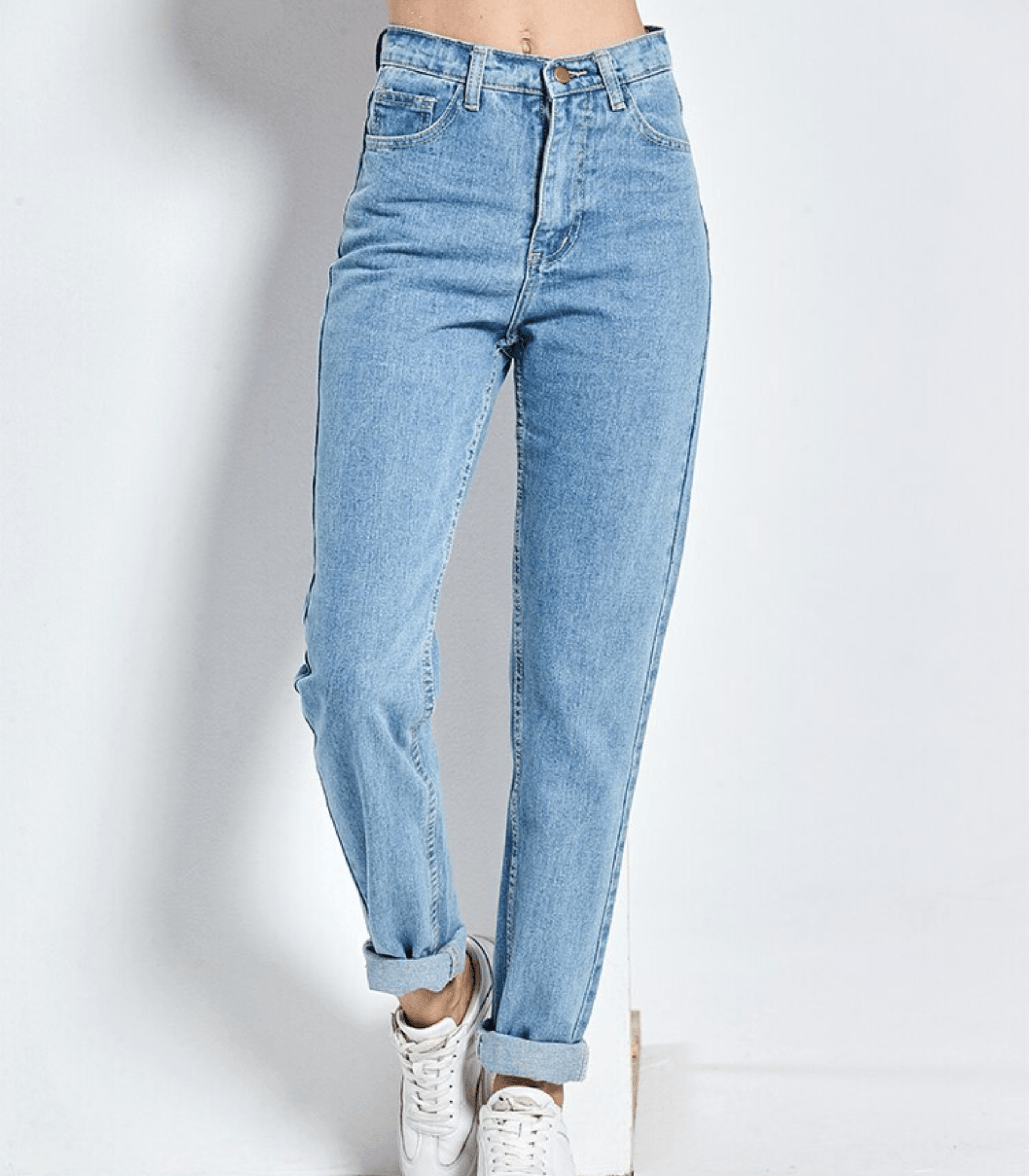 Vintage-Jeans mit hoher Taille in hellblauem Denim, ideal für modische Outfits. Perfekt kombinierbar mit Sneakers für einen lässigen Look.