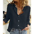 Damenbluse in Dunkelblau, lässig und stilvoll, mit Knopfleiste und V-Ausschnitt. Perfekt für Freizeitmode und trendige Outfits.