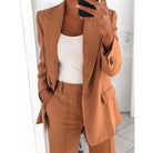 Damen Blazer Anzug in Camel, eleganter Business-Look, modischer Zweiteiler mit Sakko und Hose, ideal für Büro und formelle Anlässe.