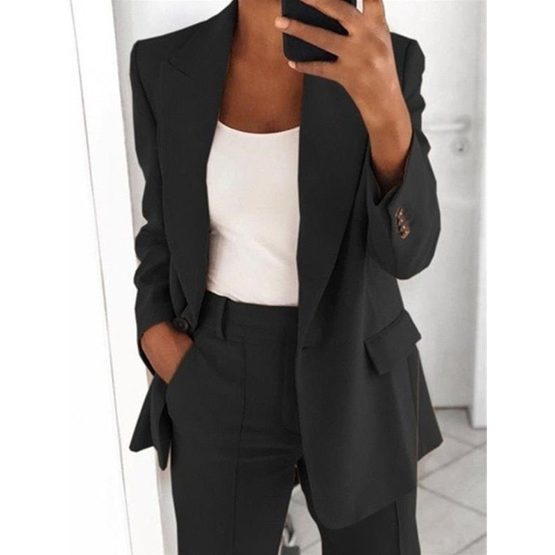 Eleganter schwarzer Blazer für Damen, ideal für Business- und Freizeitoutfits. Hochwertige Verarbeitung, zeitloses Design, vielseitig kombinierbar.