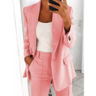 Eleganter rosa Blazer für Damen, kombiniert mit passender Hose. Perfekt für Business- und Freizeitlooks. Modetrend, stilvoll, feminin.