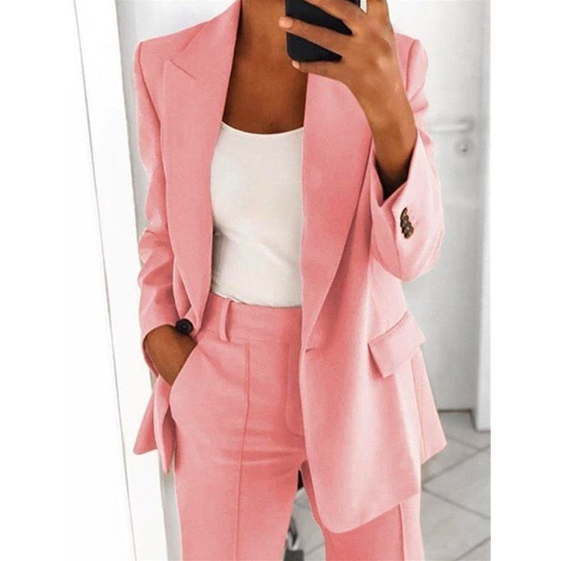 Eleganter rosa Blazer für Damen, kombiniert mit passender Hose. Perfekt für Business- und Freizeitlooks. Modetrend, stilvoll, feminin.