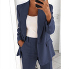 Damenblazer in Dunkelblau, elegant und modern, ideal für Business- und Freizeitoutfits. Perfekt kombiniert mit weißem Top und passender Hose.
