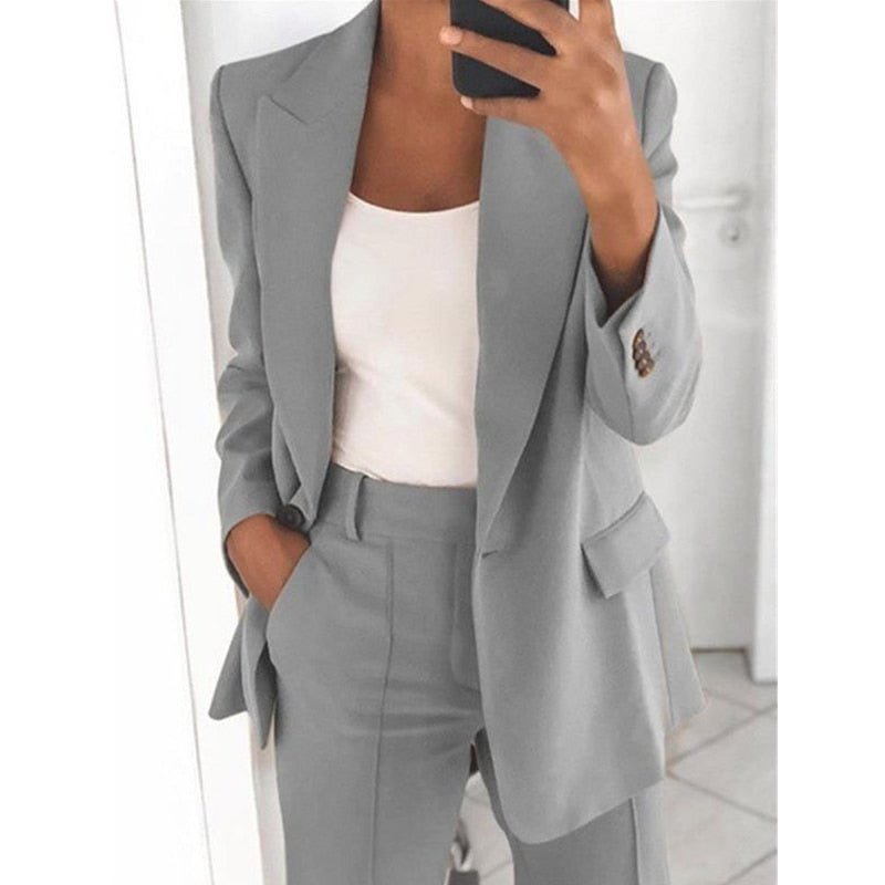 Grauer Damenblazer mit passender Hose, elegantes Business-Outfit, ideal für Büro und formelle Anlässe, modischer Look, hochwertige Verarbeitung.