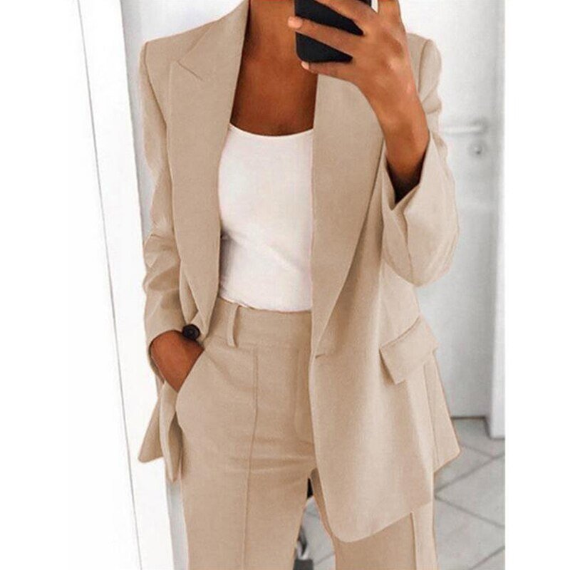 Eleganter Damenblazer in Beige, kombiniert mit passender Hose. Perfekt für Business-Outfits und stilvolle Anlässe. Hochwertige Mode für Frauen.