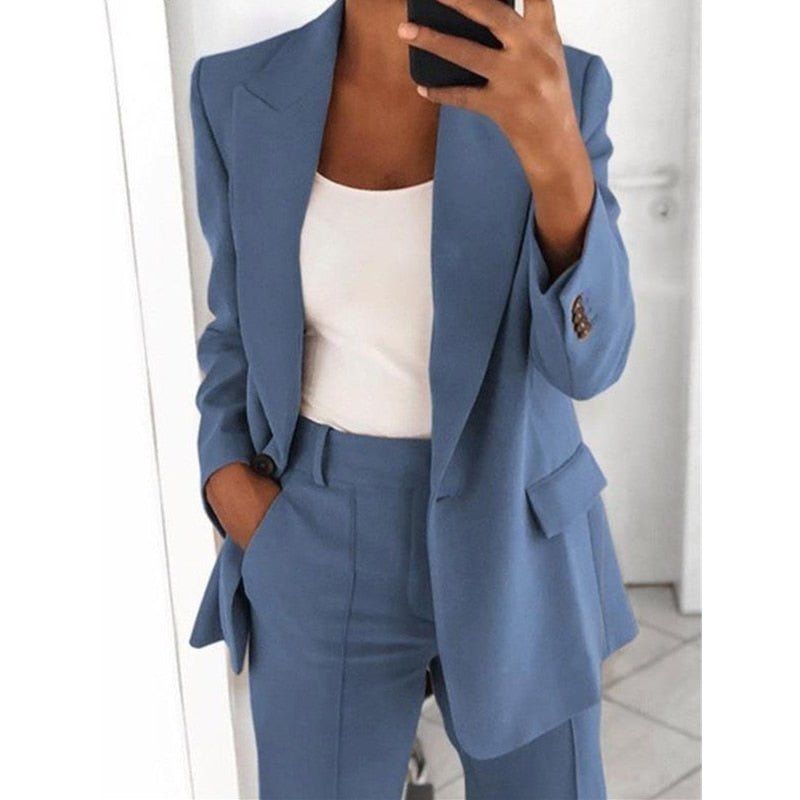 Damenblazer in Blau, elegant und modern, ideal für Business- und Freizeitoutfits. Hochwertige Verarbeitung, zeitloser Stil, modische Damenmode.
