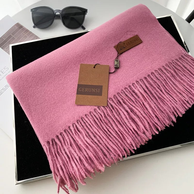 Gerunsi rosa Schal aus weichem Material mit Fransen, elegant und stilvoll, ideal für Damenmode. Perfekt als modisches Accessoire im Herbst.