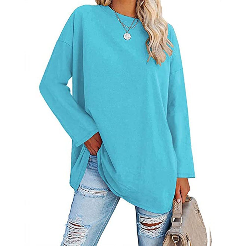 Damen Langarmshirt in Türkis, lässiger Oversize-Stil, ideal für Freizeitmode. Kombiniert mit zerrissenen Jeans für trendigen Look.