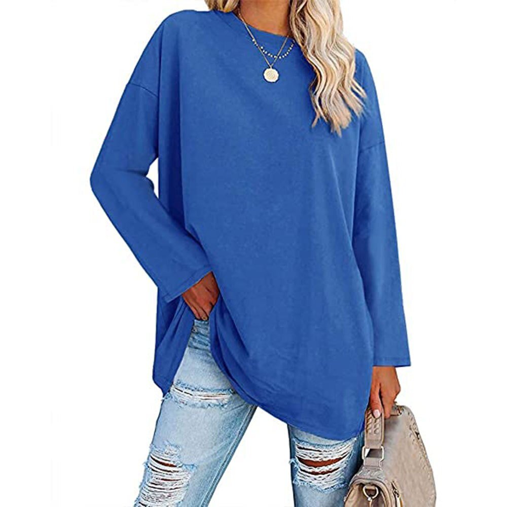 Damen Langarmshirt in Blau, lässiger Oversize-Stil, ideal für Freizeitmode. Kombiniert mit zerrissenen Jeans für trendigen Look.