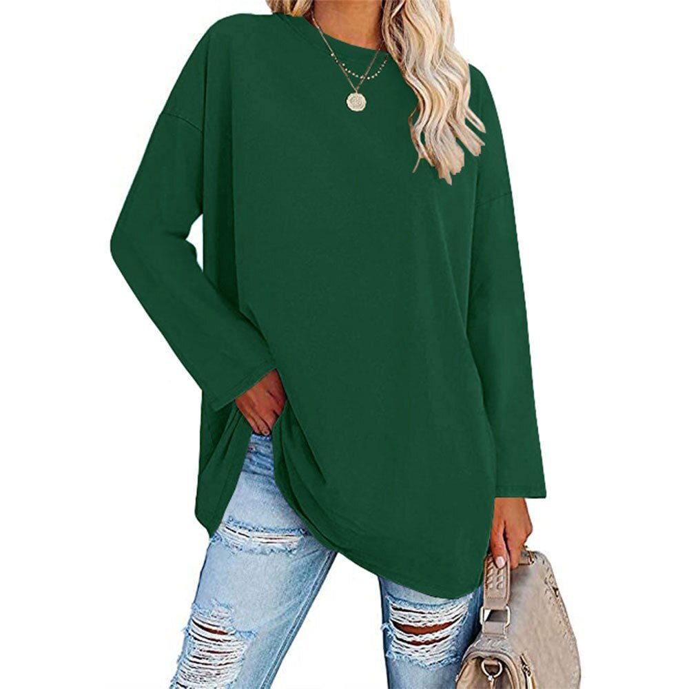 Grünes Langarmshirt für Damen, lässig und bequem, ideal für Freizeitoutfits. Perfekt kombiniert mit zerrissenen Jeans und modischen Accessoires.