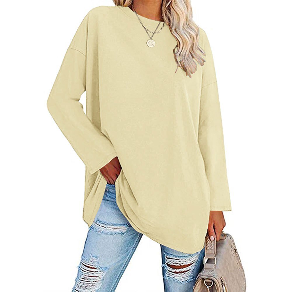 Damen Langarmshirt in Beige, lässiger Oversize-Stil, ideal für Freizeitoutfits. Kombiniert mit zerrissenen Jeans und modischer Handtasche.