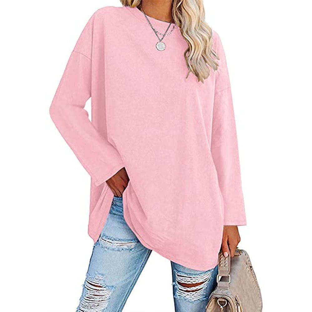 Damen Langarmshirt in Rosa, lässiger Oversize-Stil, ideal für Freizeitmode. Kombiniert mit zerrissenen Jeans und Accessoires. Perfekt für den Alltag.