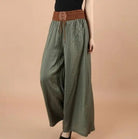 Weite Vintage-Hose mit hoher Taille und Schnürung, ideal für Boho-Mode. Perfekt für stilvolle, bequeme Outfits. Trendige Damenbekleidung.