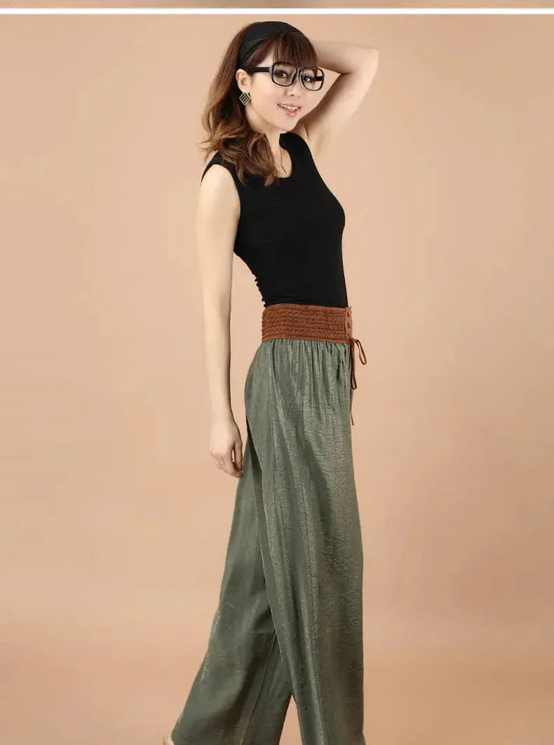 Damenmode: Willa-Kleidung mit Schnürung, hoher Taille und weiten Vintage-Hosenbeinen. Trendige NewBerlin-Mode für stilvolle Auftritte.