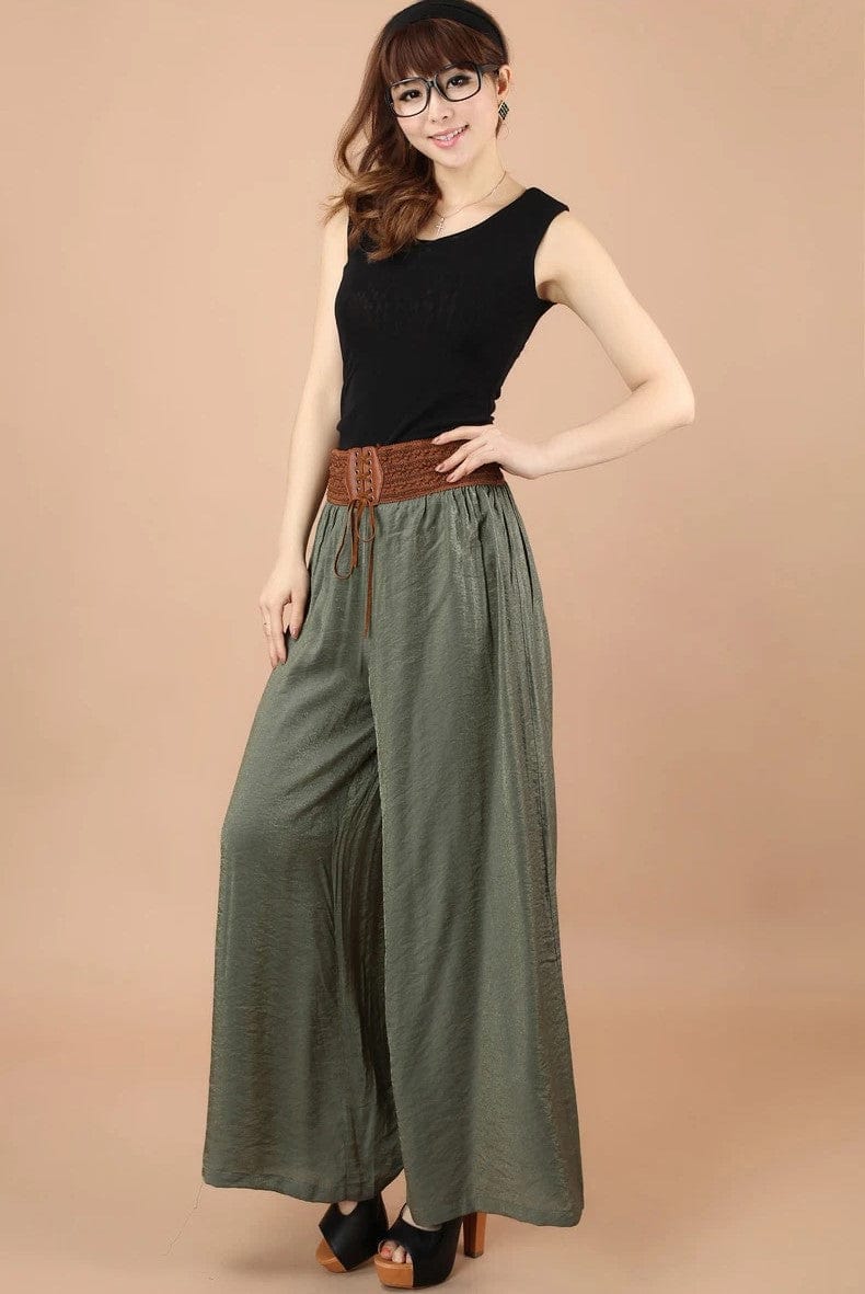 Damenmode: Weite Vintage-Hose mit hoher Taille und Schnürung, kombiniert mit schwarzem Top. Trendige New Berlin Streetwear für stilvolle Outfits.