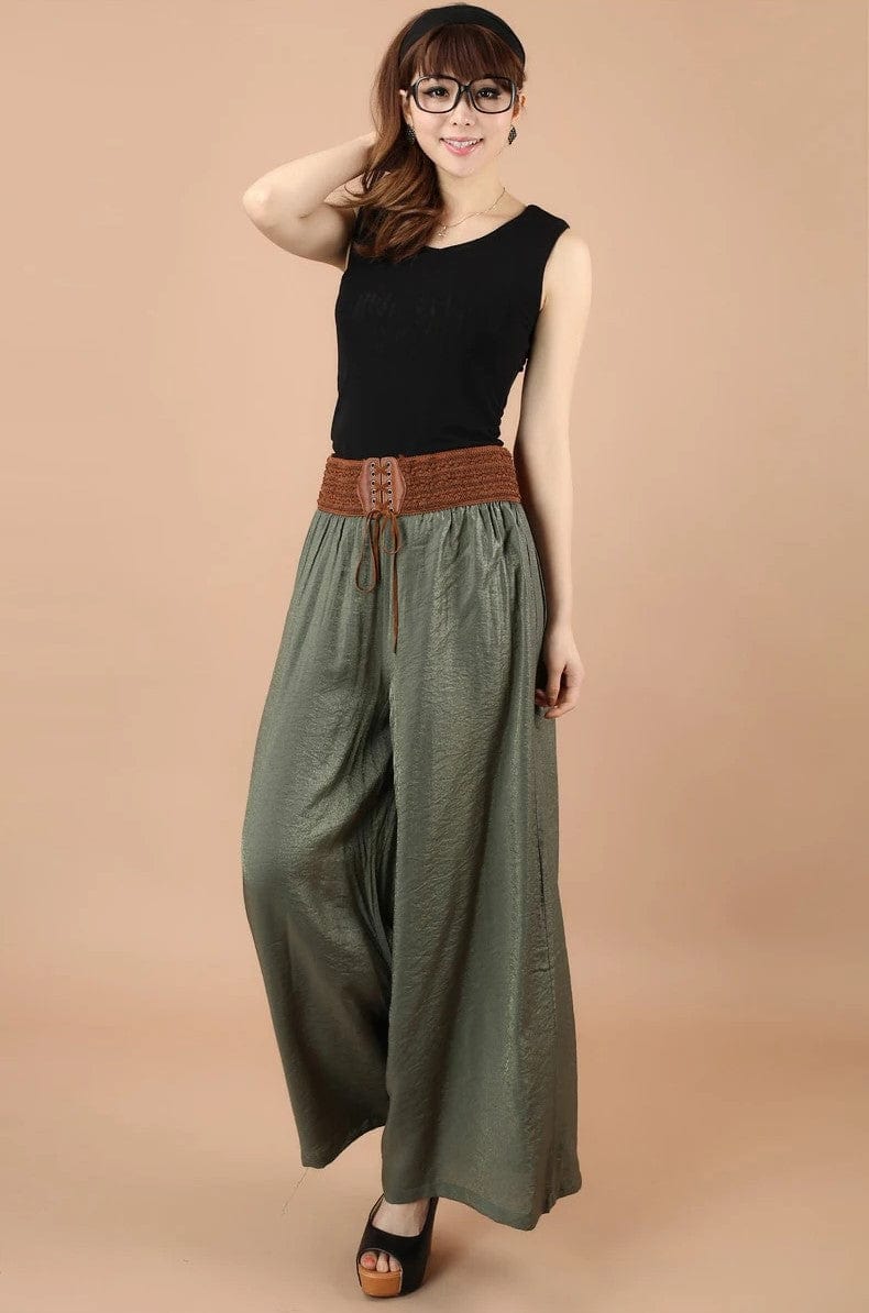 Damenmode: Weite Vintage-Hose mit hoher Taille und Schnürung, kombiniert mit schwarzem Top. Trendige New Berlin Styles für stilvolle Outfits.