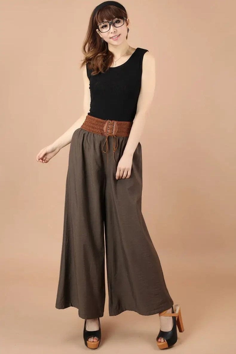Damenmode: Weite Vintage-Hose mit hoher Taille und Schnürung, kombiniert mit schwarzem ärmellosem Top. Trendige New Berlin Styles.