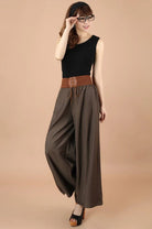 Damenmode: Weite Vintage-Hose mit hoher Taille und Schnürung, kombiniert mit schwarzem ärmellosen Top. Trendige New Berlin Streetwear.