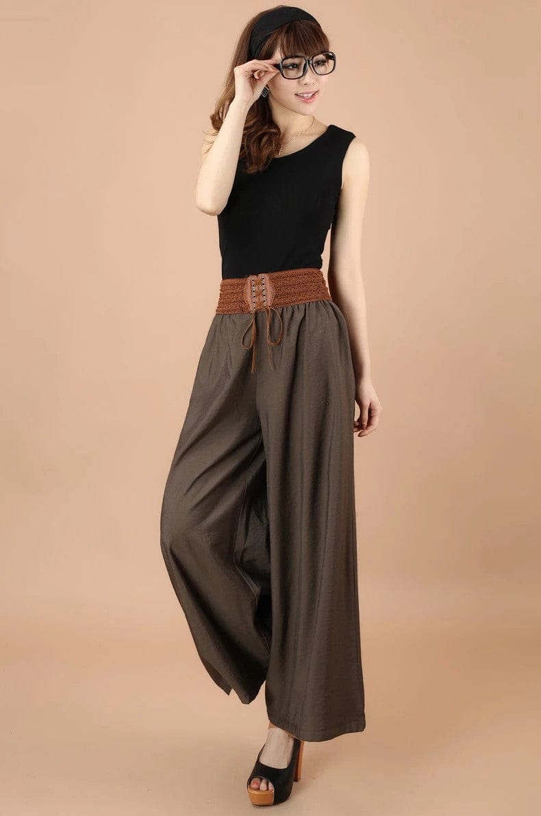 Damenmode: Weite Vintage-Hose mit hoher Taille und Schnürung, kombiniert mit schwarzem ärmellosen Top. Trendige New Berlin Streetwear.
