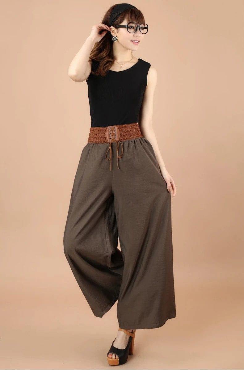 Damenmode: Weite Vintage-Hose mit hoher Taille und Schnürung, kombiniert mit schwarzem Top. Trendige New Berlin Styles für stilvolle Outfits.