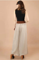Damenhose mit hoher Taille und Schnürung, weite Vintage-Hosenbeine, beige, ideal für Retro-Mode und stilvolle Outfits.
