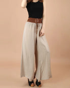 Damenhose mit hoher Taille, Schnürung und weitem Bein im Vintage-Stil. Perfekt für modische Outfits. Ideal für New Berlin Mode.