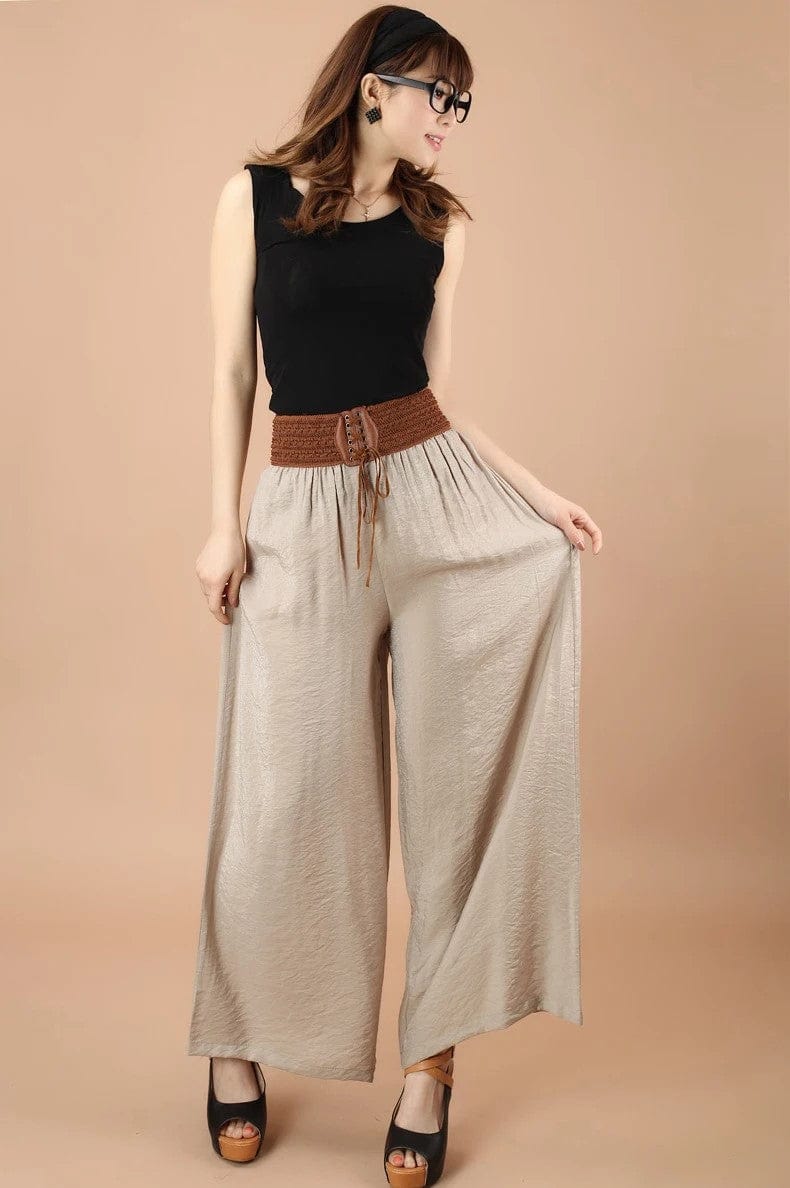 Damenhose mit hoher Taille und Schnürung, weite Vintage-Hosenbeine, beige, kombiniert mit schwarzem Top. Perfekt für trendige New Berlin Mode.