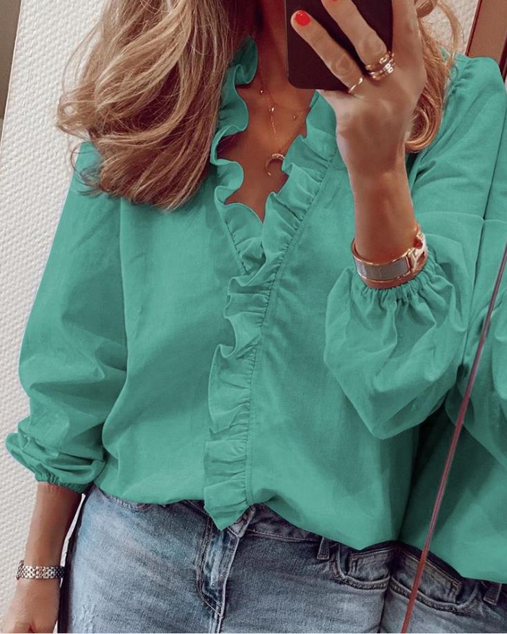 Damenbluse mit Rüschen, V-Ausschnitt und langen Ärmeln in Türkis. Modische Oberbekleidung, ideal für stilvolle Freizeitlooks.