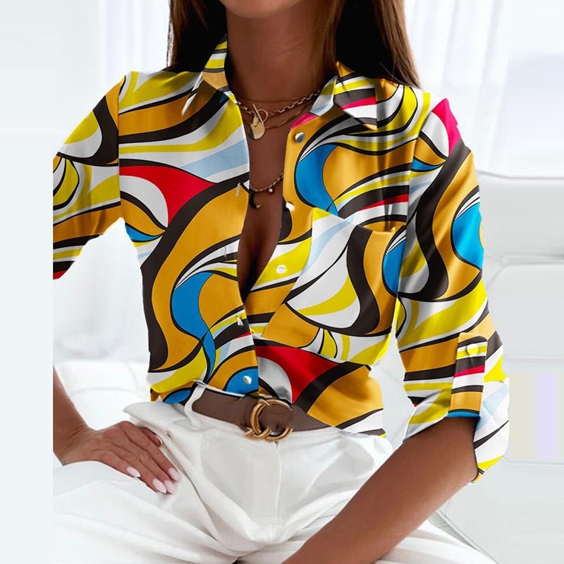 Bunte Bluse mit Umlegekragen, abstraktem Muster und Knopfleiste. Perfekt für modische Outfits. Damenmode, trendige Oberbekleidung.