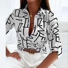Elegante Damenbluse mit Umlegekragen, schwarz-weißem Grafikmuster, ideal für Büro und Freizeit. Modische Oberbekleidung für stilvolle Outfits.