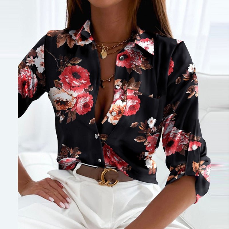 Damenbluse mit Blumenmuster, Umlegekragen und langen Ärmeln. Elegante schwarze Bluse, ideal für modische Outfits und stilvolle Anlässe.
