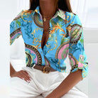 Elegante Damenbluse mit Umlegekragen, blauem Barockmuster und langen Ärmeln. Perfekt für modische Outfits und stilvolle Anlässe.