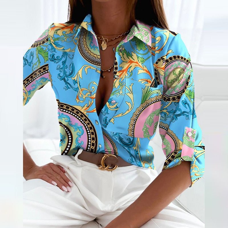 Elegante Damenbluse mit Umlegekragen, blauem Barockmuster und langen Ärmeln. Perfekt für modische Outfits und stilvolle Anlässe.