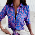 Damenbluse mit Umlegekragen, pink-blaues Leopardenmuster, langärmlig, modisch, ideal für Büro und Freizeit, hochwertiger Stoff, trendiges Design.
