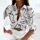Damenbluse mit abstraktem Gesichtsmuster, Umlegekragen und Knopfleiste. Modische Oberbekleidung, ideal für stilvolle Outfits und Bürolooks.