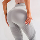 Damen Sportleggings in Grau, nahtlos, ideal für Fitnessstudio und Yoga. Hochwertige, elastische Materialien für optimalen Tragekomfort.