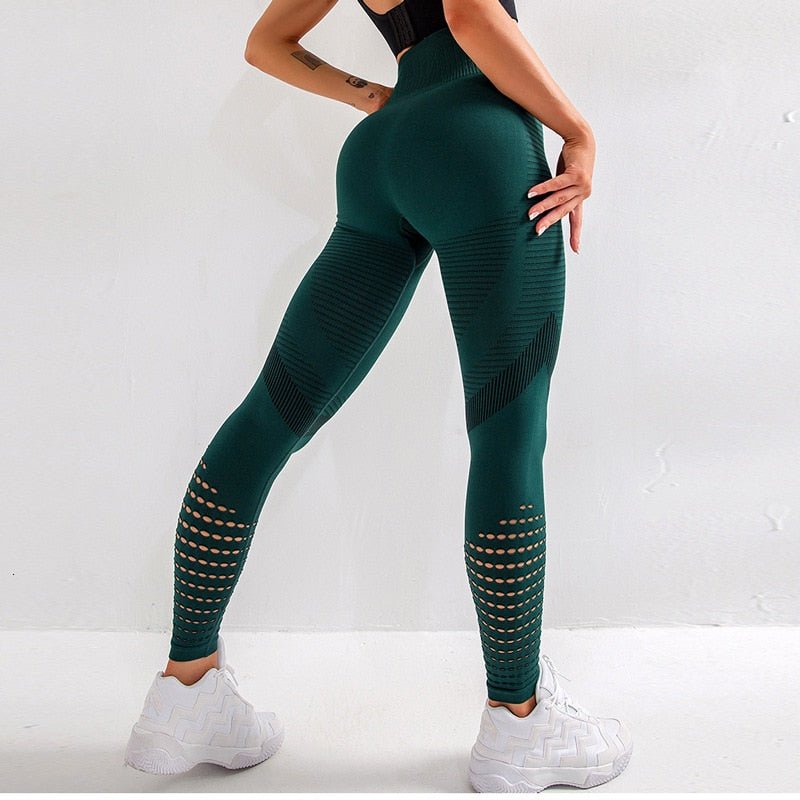 Damen-Workout-Leggings in Dunkelgrün, nahtlos, mit modernem Design und hoher Taille, ideal für Fitnessstudio und Sport. Bequeme Sportbekleidung.