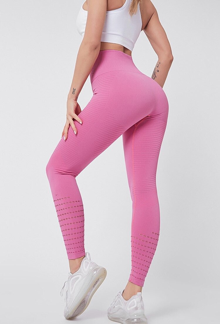 Damen in rosa Sportleggings, ideal für Fitnessstudio und Workout. Bequeme, figurbetonte Leggings für Yoga und Training. Hochwertige Sportmode.