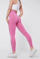 Damen in pinken Leggings beim Workout, ideal für Fitnessstudio. Nahtloses Design, hohe Taille, atmungsaktiv. Perfekt für Sport und Yoga.