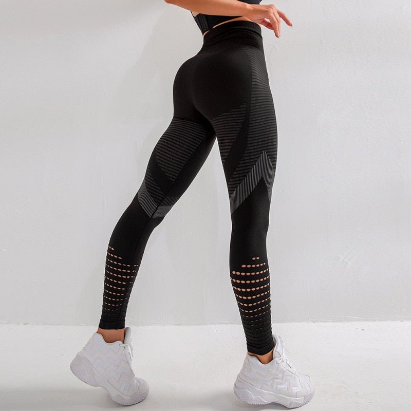 Damen-Sportleggings in Schwarz mit modernem Muster, ideal für Fitnessstudio und Workout. Bequeme Passform, atmungsaktiv und stylisch.