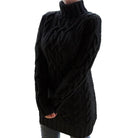 Schwarzes Strickkleid mit Zopfmuster, Rollkragen und langen Ärmeln. Perfekt für Herbstmode, warm und stilvoll. Damenmode, Winterkleidung.