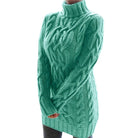 Stylisches Strickkleid in Türkis, Zopfmuster, Rollkragen, warm und gemütlich. Perfekt für Herbstmode, Damenmode, Winterkleidung.