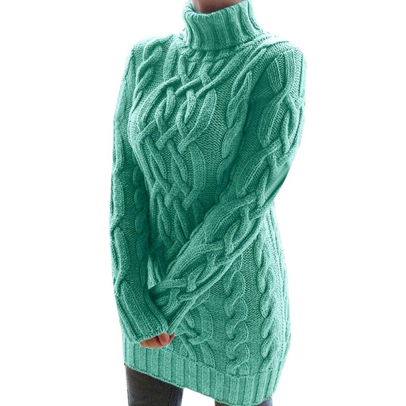 Stylisches Strickkleid in Türkis, Zopfmuster, Rollkragen, warm und gemütlich. Perfekt für Herbstmode, Damenmode, Winterkleidung.