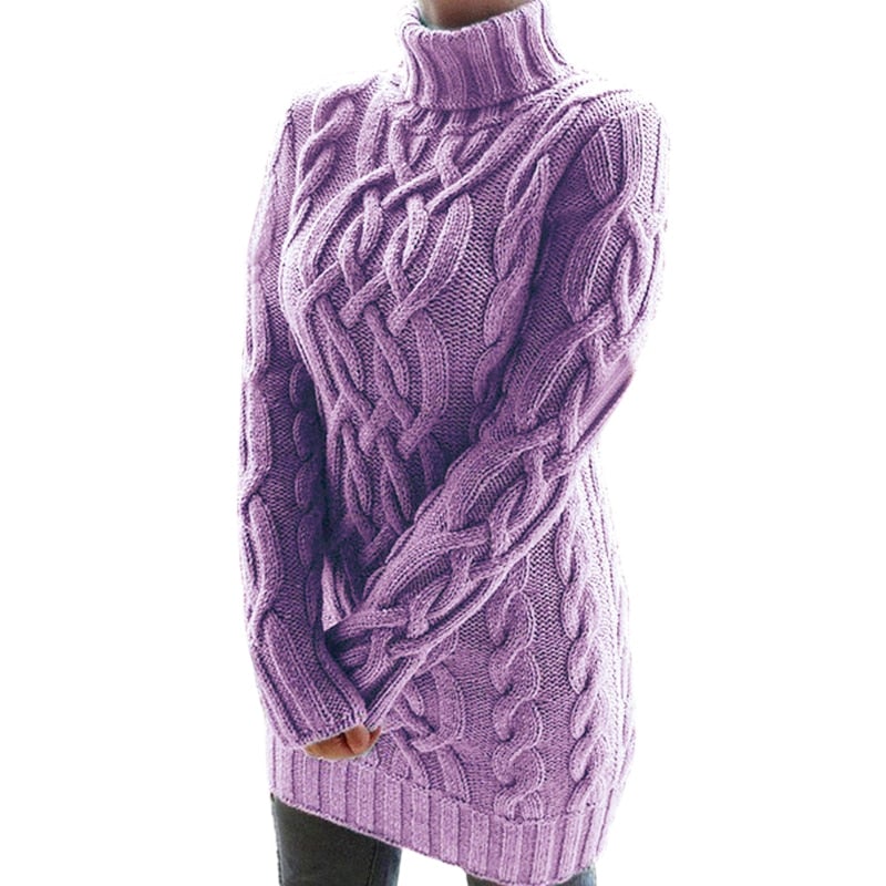 Lila Strickkleid mit Zopfmuster, Rollkragen und langen Ärmeln. Perfekt für Herbstmode, warm und stilvoll. Damenmode, Winterkleidung.
