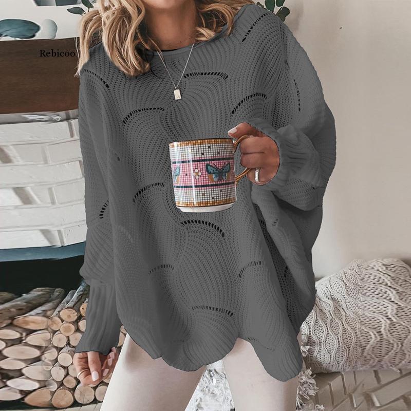 Gestrickter grauer Damenpullover, lässig und bequem, ideal für Herbstmode. Perfekt kombiniert mit einer Tasse Kaffee für gemütliche Stunden.