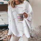Gestrickter weißer Pullover, lässig und modisch, ideal für Herbstmode. Perfekt kombiniert mit einer Tasse Kaffee für gemütliche Tage.