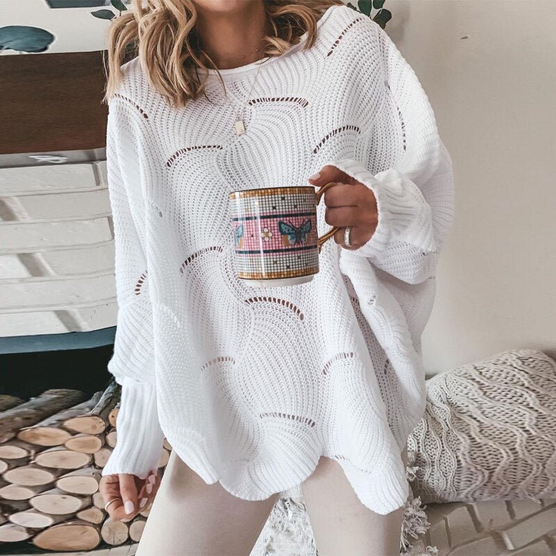 Gestrickter weißer Pullover, lässig und modisch, ideal für Herbstmode. Perfekt kombiniert mit einer Tasse Kaffee für gemütliche Tage.
