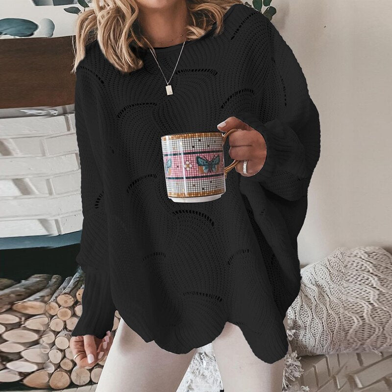 Damenpullover in Schwarz, gestrickt, lässiger Stil, ideal für Herbstmode. Perfekt kombiniert mit einer Tasse Kaffee für gemütliche Stunden.