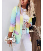 Bunte Damenjacke mit Batikmuster, langärmelig, kombiniert mit weißer Spitzenbluse und Hose. Modetrend, stilvoll, auffällig.